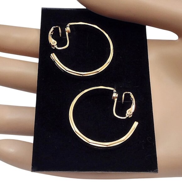 1 1/8" Avon Crimped Hoop Clip On Earrings Gold Tone Vintage Fine Rib Accent Line - Picture 1 of 8